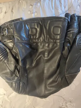 Cazadora de cuero antigua rockera o para moto.