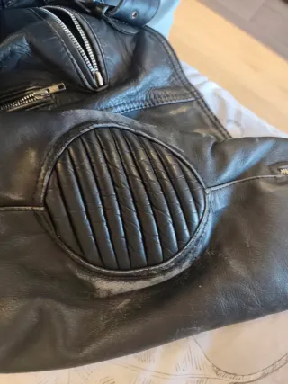 Cazadora de cuero antigua rockera o para moto.