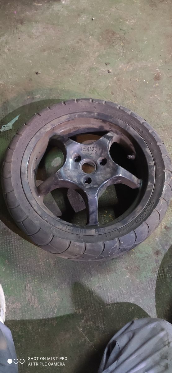 Llantas y neumáticos de scooter 25 euros la unidad