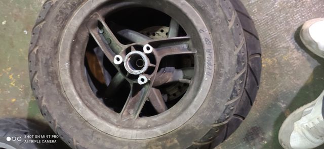 Llantas y neumáticos de scooter 25 euros la unidad