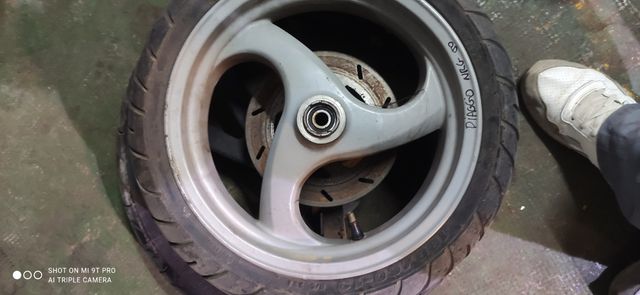 Llantas y neumáticos de scooter 25 euros la unidad