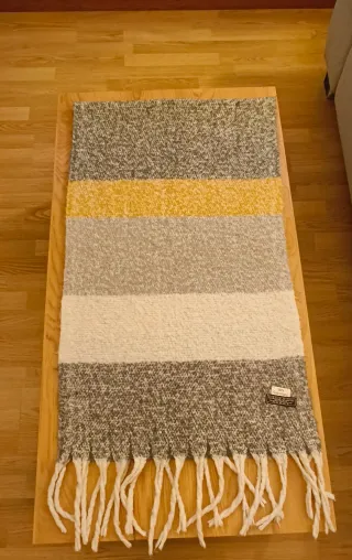 Bufanda Sky gris y blanca con flecos, 100% lana