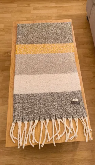 Bufanda Sky gris y blanca con flecos, 100% lana