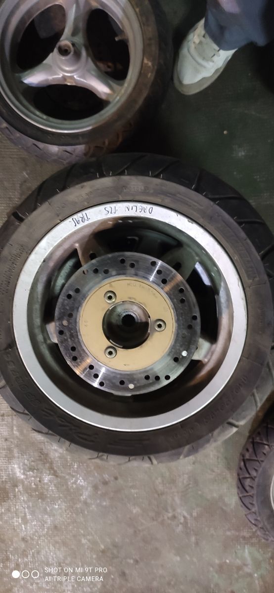 Llanta con neumático diferentes marcas