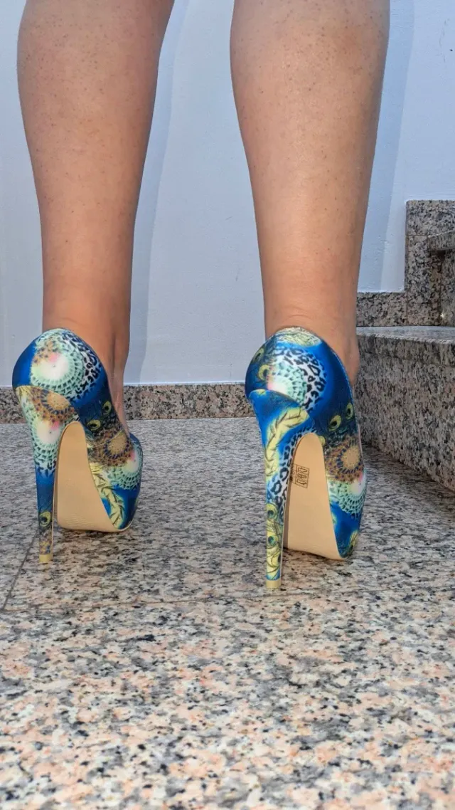 Zapatos de tacón plataforma estampado pavo real