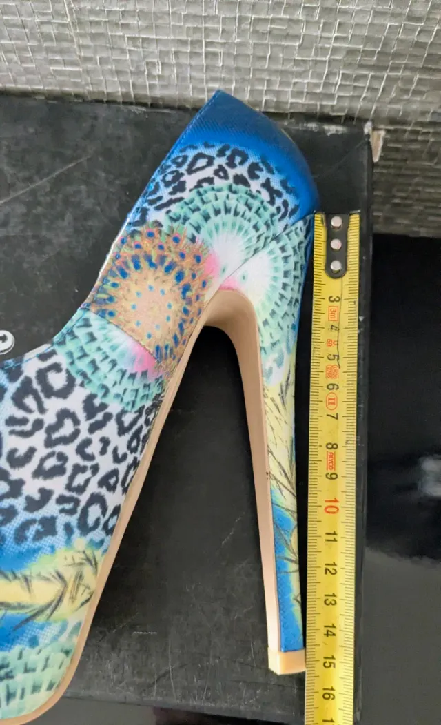 Zapatos de tacón plataforma estampado pavo real