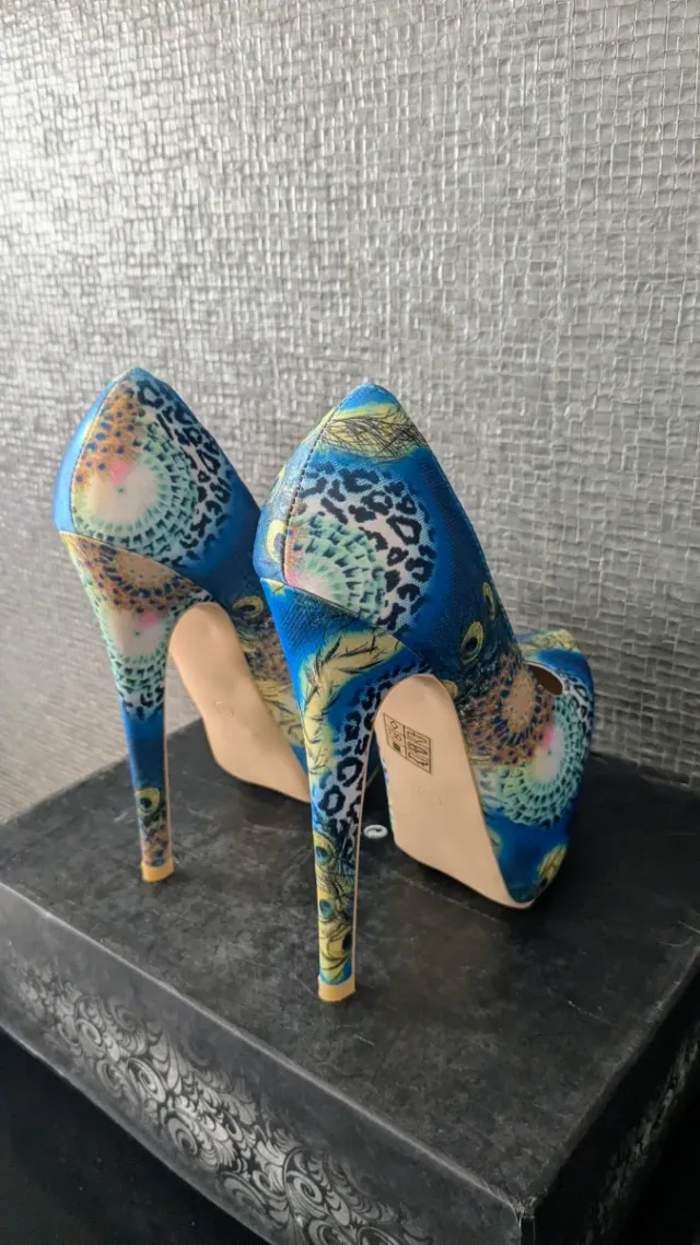 Zapatos de tacón plataforma estampado pavo real