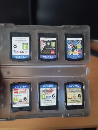 PS Vita Slim Nera + 8 Giochi + Caricatore