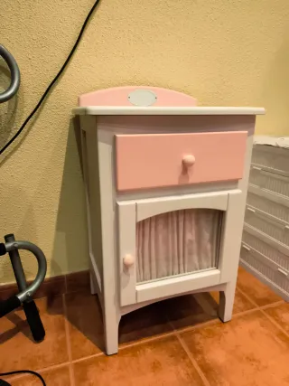 Mesita de noche infantil rosa y blanca