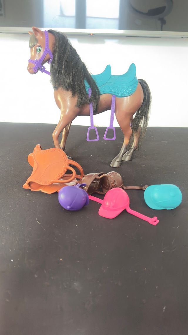Caballo de Barbie con accesorios