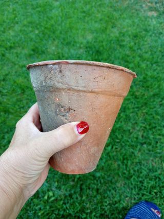 Macetas antiguas de resina y terracota