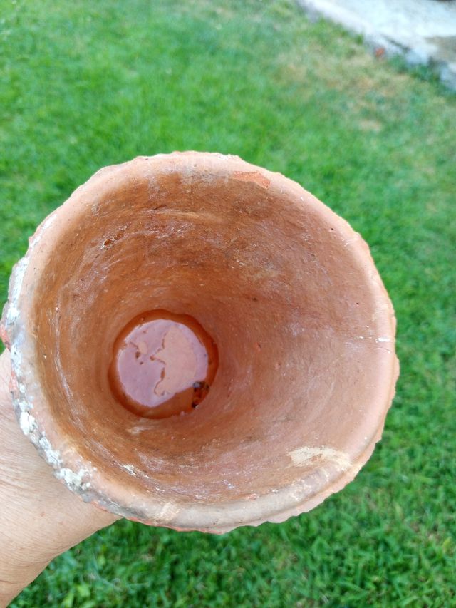 Macetas antiguas de resina y terracota