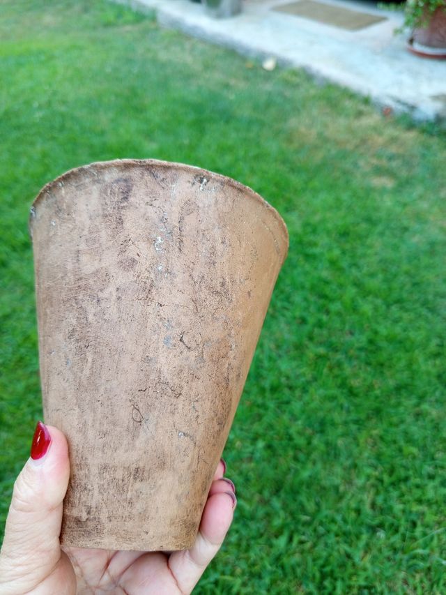 Macetas antiguas de resina y terracota