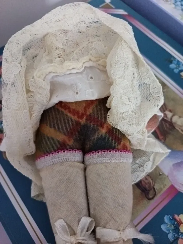 Bambola antica in panno testa in cartapesta