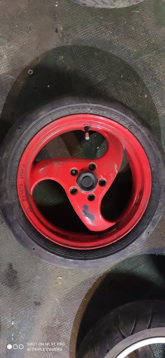 Llantas con neumáticos diferentes marcas 25 euros