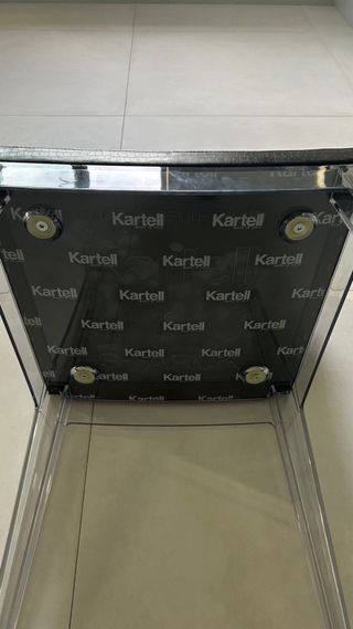 Silla de piel negra con patas transparentes