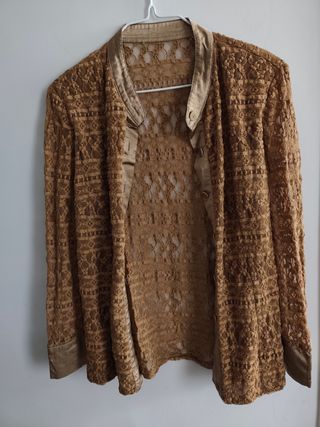 Camisa color caramelo, encaje y manga larga.