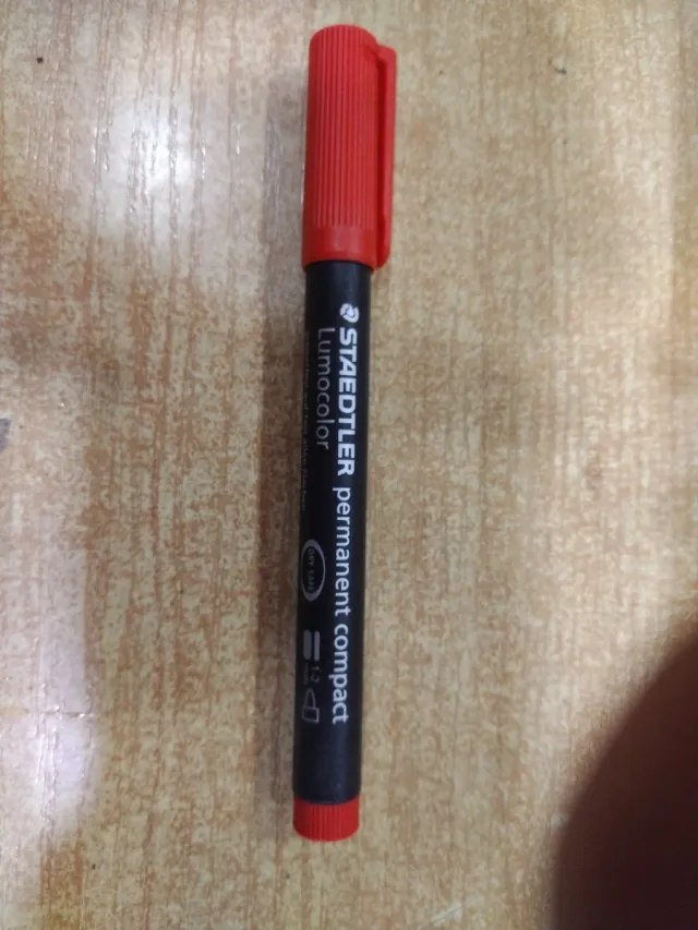 30 Rotuladores permanentes STAEDTLER Lumocolor roj
