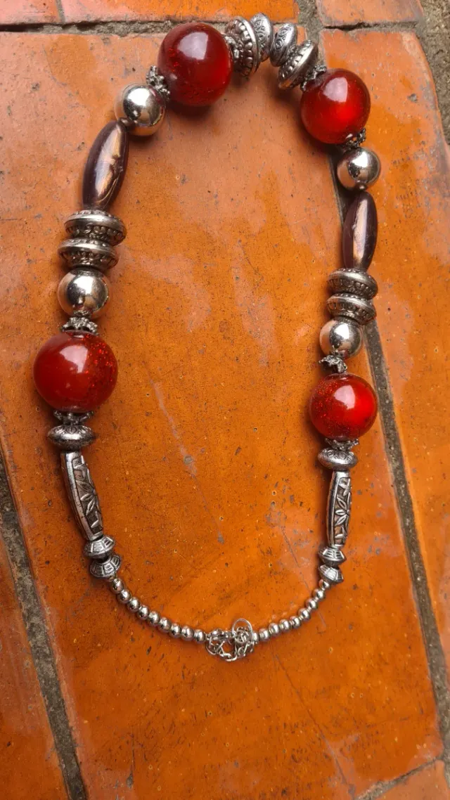 Collar de cuentas rojas y plateadas