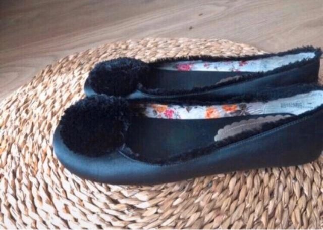 Sapatilhas pretas de cetim com pompom T.40