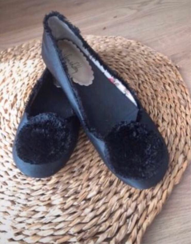 Sapatilhas pretas de cetim com pompom T.40
