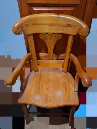 Sillones de madera de pino provenzal.