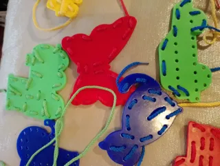 Juego Montessori Ensartar hilos con Figuras