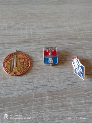 Medalla y 2 insignias militares soviéticas