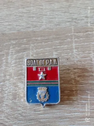 Medalla y 2 insignias militares soviéticas