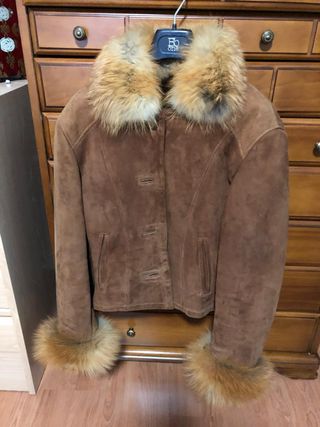 Chaqueta de piel con cuello y puños de pelo