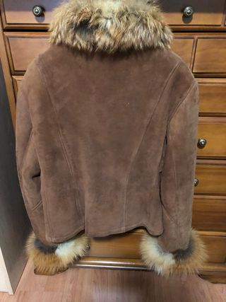 Chaqueta de piel con cuello y puños de pelo