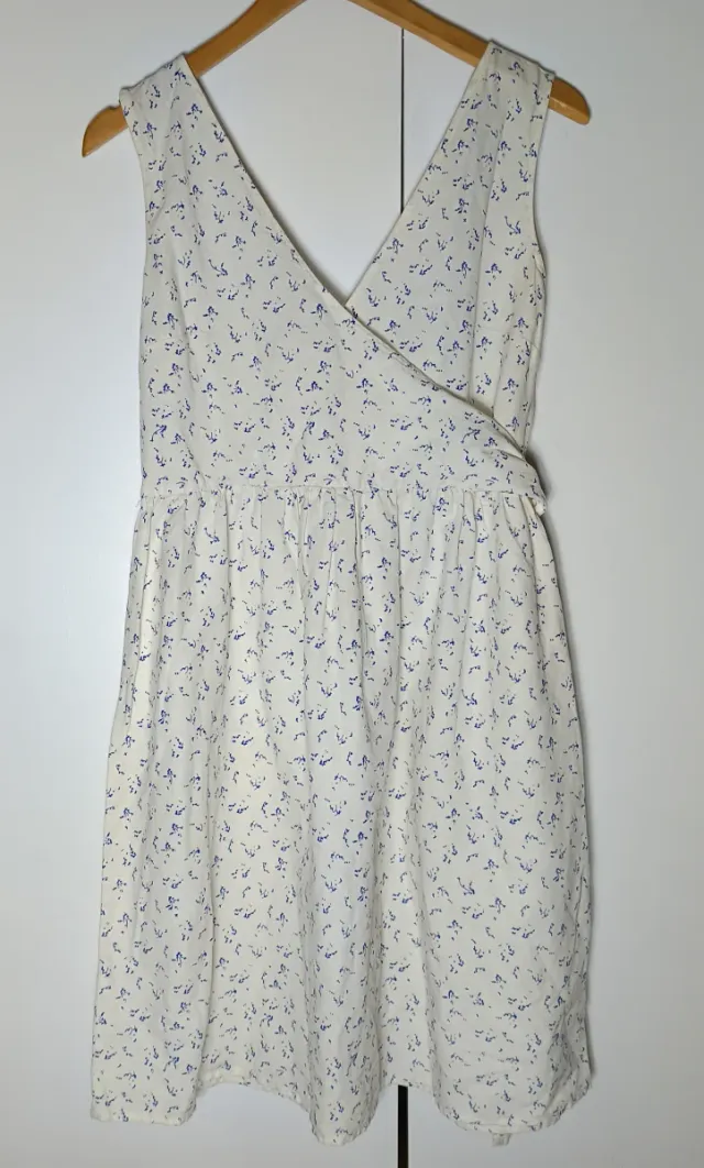 Vestido blanco con estampado floral azul