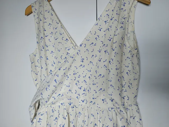 Vestido blanco con estampado floral azul
