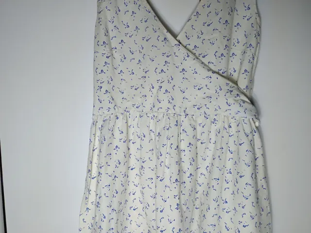 Vestido blanco con estampado floral azul
