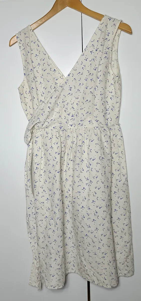 Vestido blanco con estampado floral azul