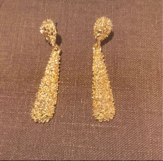 Pendientes dorados largos con textura
