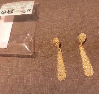 Pendientes dorados largos con textura