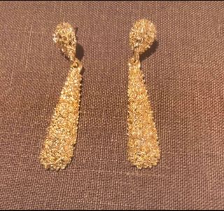 Pendientes dorados largos con textura