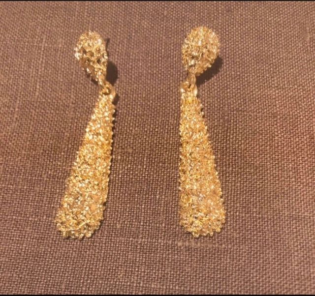 Brincos dourados longos com textura