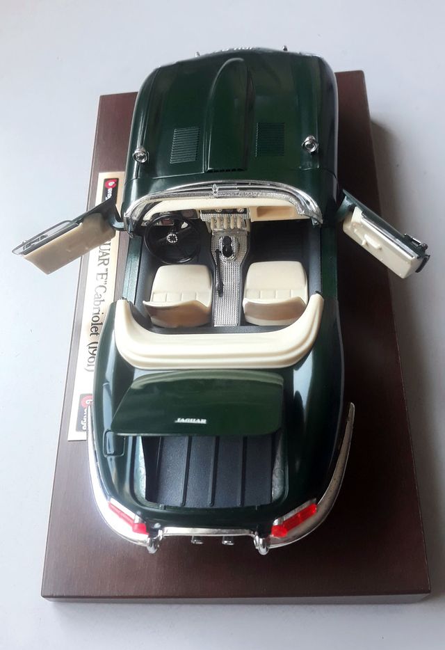 Burago Jaguar E Cabriolet 1:18