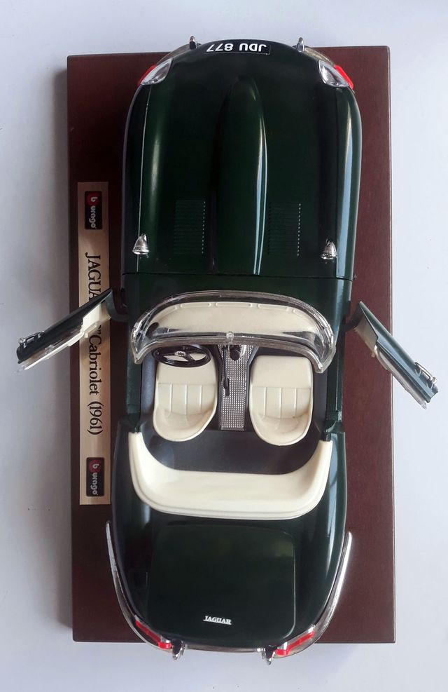 Burago Jaguar E Cabriolet 1:18