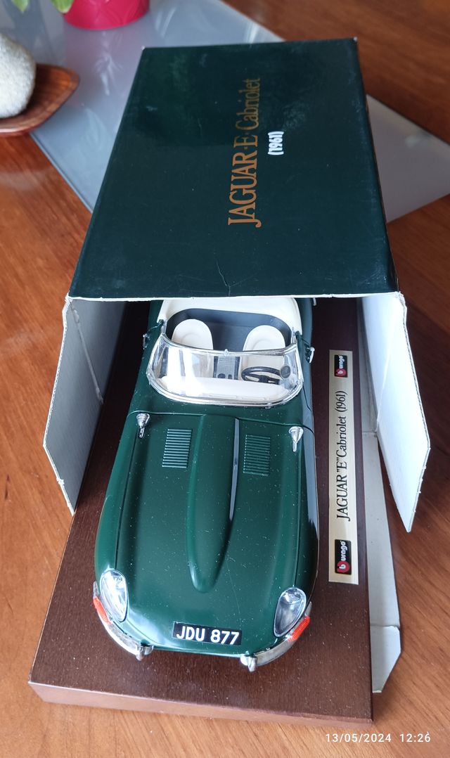 Burago Jaguar E Cabriolet 1:18