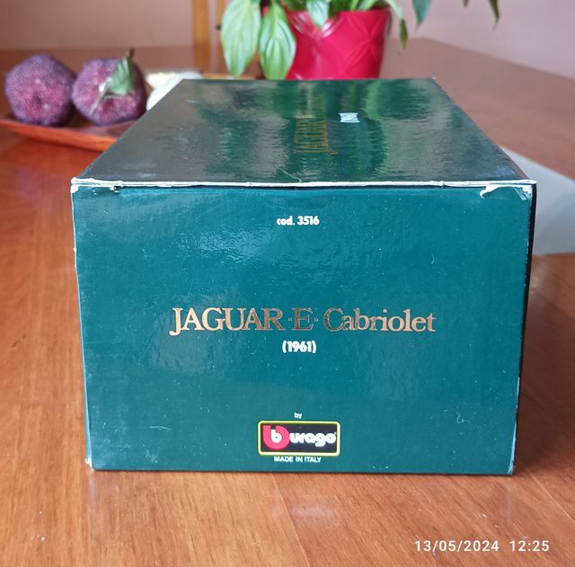 Burago Jaguar E Cabriolet 1:18