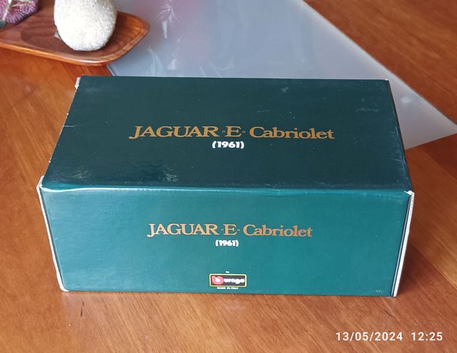 Burago Jaguar E Cabriolet 1:18