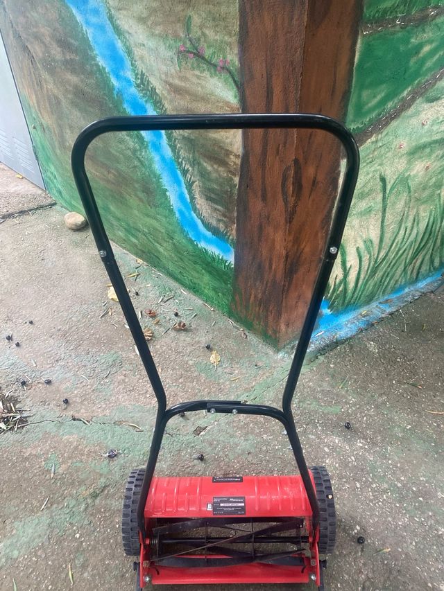 Cortacésped manual rojo