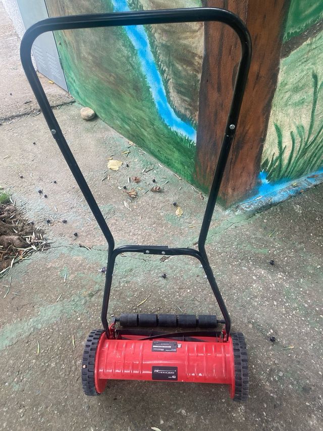 Cortacésped manual rojo