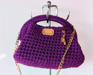 Borsa viola intenso fatta a mano con catena oro