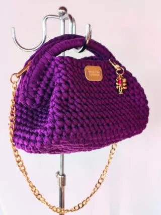 Borsa viola intenso fatta a mano con catena oro
