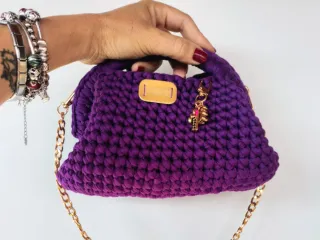 Borsa viola intenso fatta a mano con catena oro