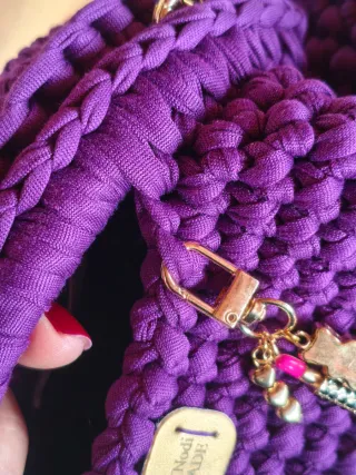 Borsa viola intenso fatta a mano con catena oro